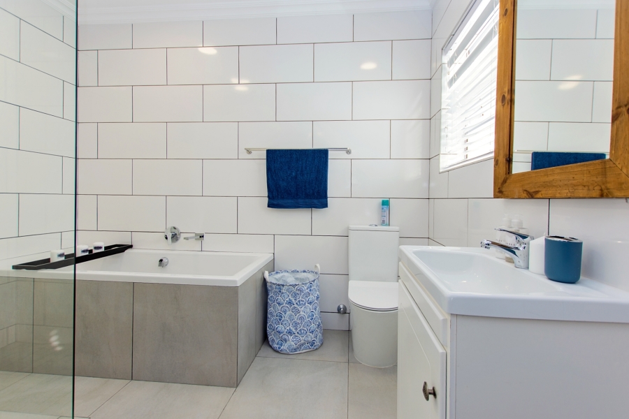 5 Bedroom Property for Sale in Brittania Beach Estate Western Cape